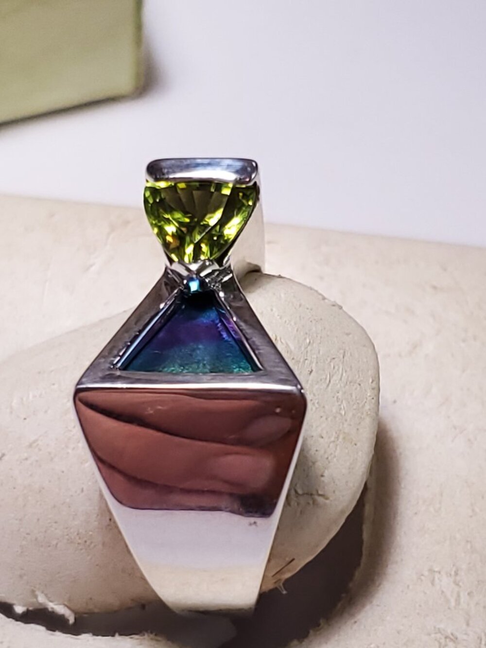 Estate 4ctw Natural Peridot & Abalone sideways triangle SterlingSilver Ring24831 - Picture 2 of 6